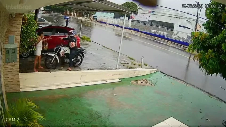 VÍDEO: mulher é assaltada por homem vestido de mototaxista em Manaus