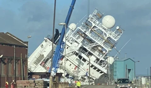 Navio tomba no Reino Unido em porto da Escócia e deixa 25 pessoas feridas
