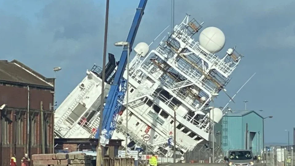 Navio tomba no Reino Unido em porto da Escócia e deixa 25 pessoas feridas