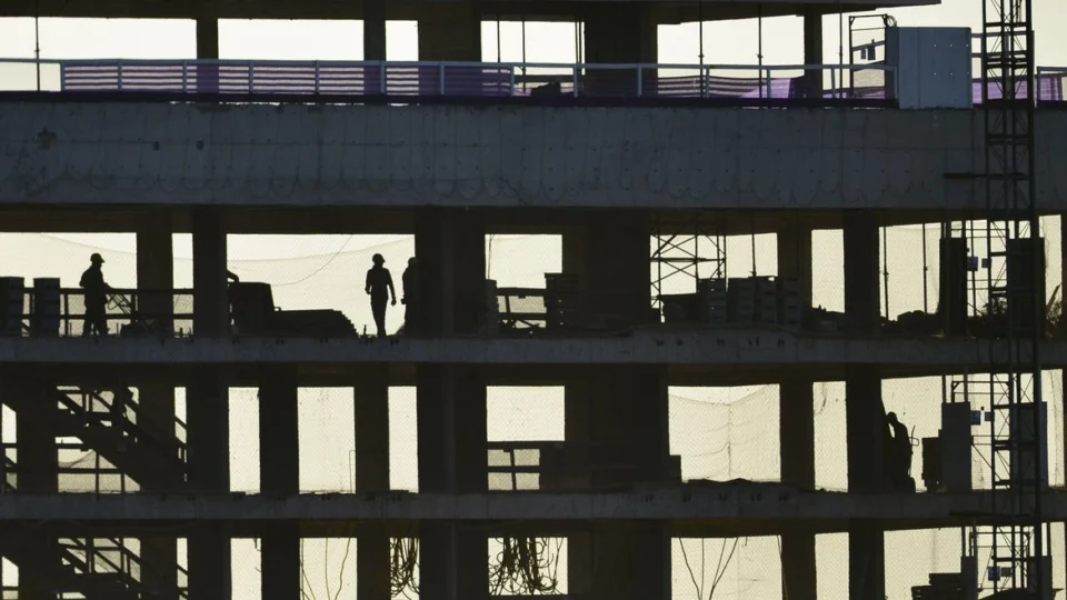 Mais de 14 mil obras estão paradas no Brasil, diz Lula