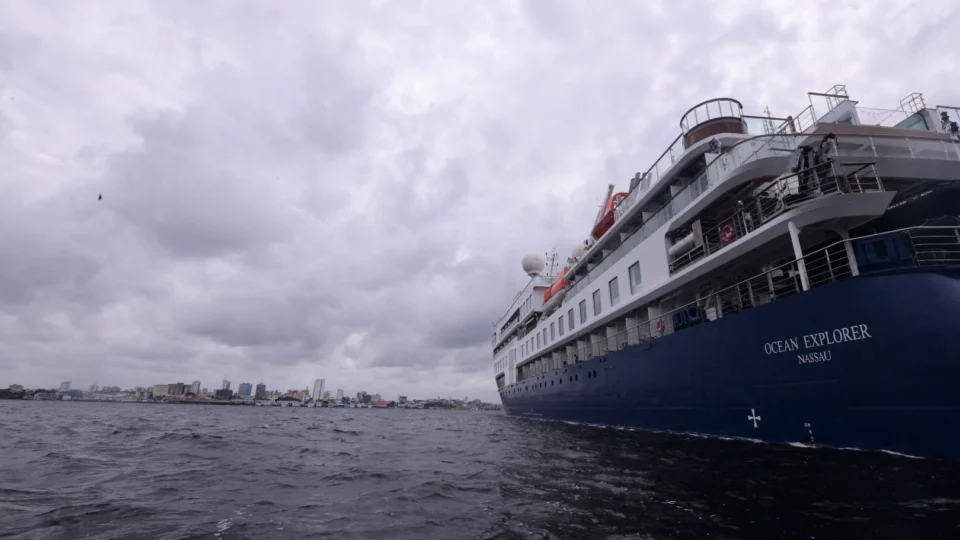 Temporada de cruzeiros: ‘Ocean Explorers’ atraca em Manaus com 250 turistas