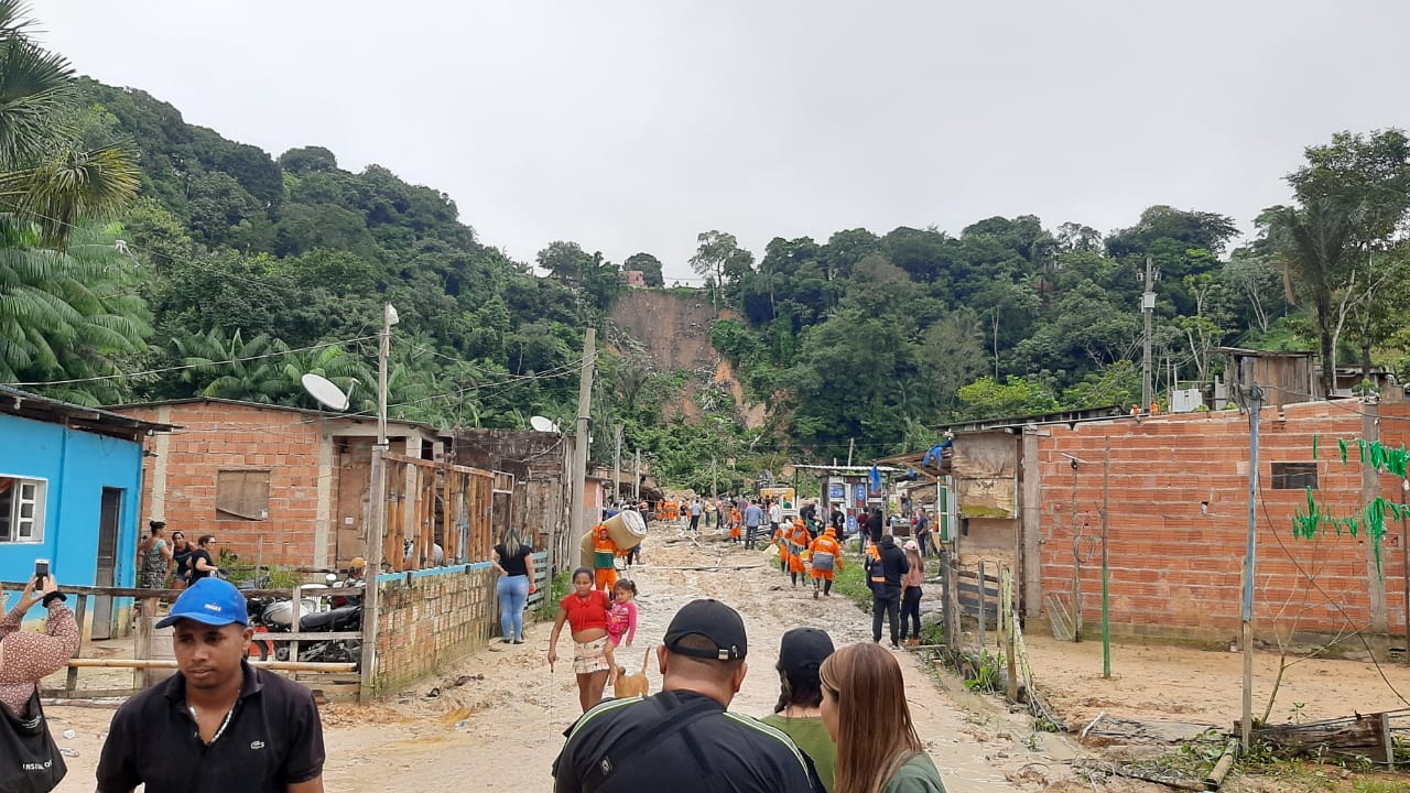 Barranco ainda ameaça outros imóveis na mesma área, na Zona Leste de Manaus - Foto: André Meirelles/Portal Norte