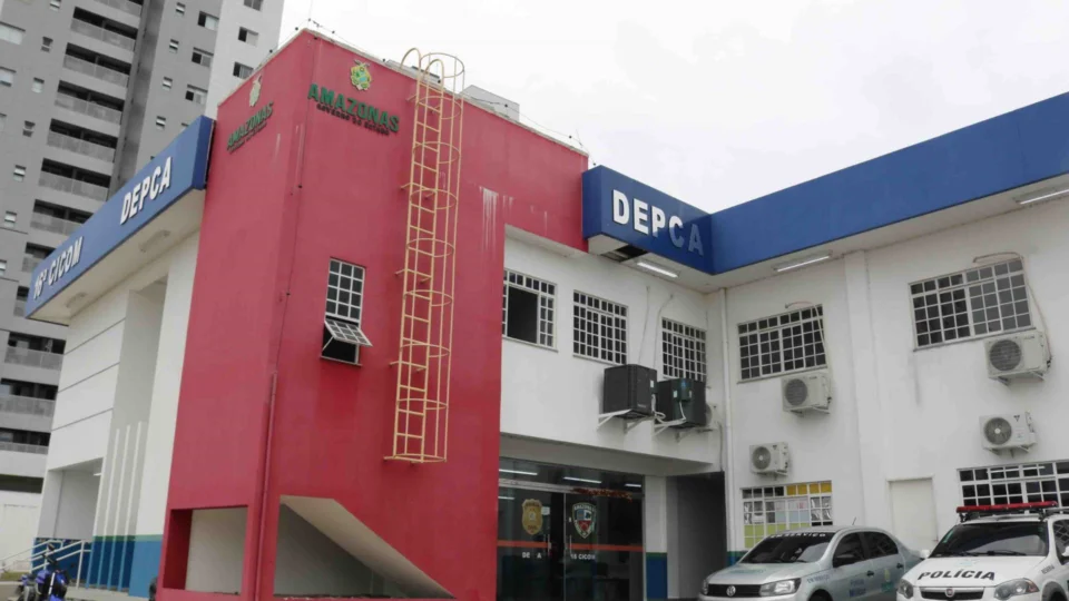 Padrasto é preso por gravar partes íntimas da enteada para pornô, em Manaus