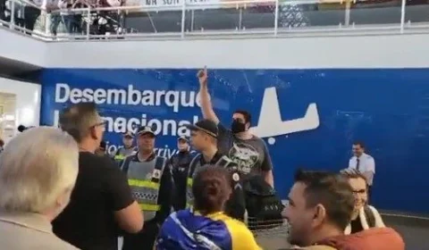 VÍDEO: passageiro de voo de Bolsonaro faz o L em aeroporto: ‘Não tenho medo’