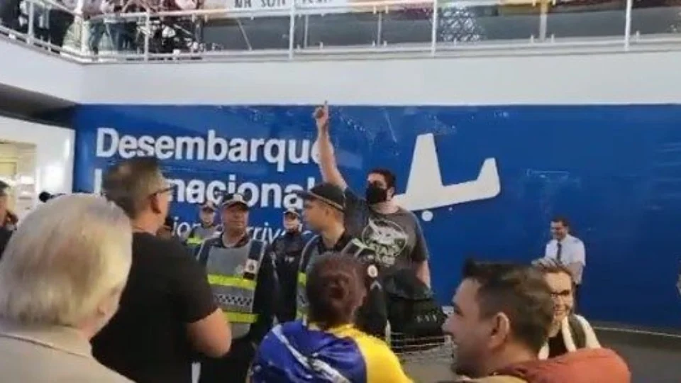 VÍDEO: passageiro de voo de Bolsonaro faz o L em aeroporto: ‘Não tenho medo’