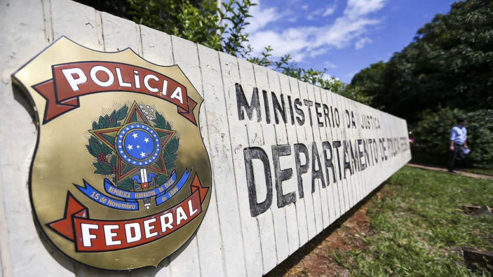 Polícia Federal deflagra 10ª fase da Operação Lesa Pátria em oito estados