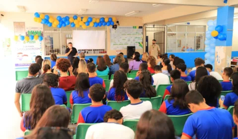 Estudantes de baixa renda poderão receber bolsa mensal, diz Marcos Pontes