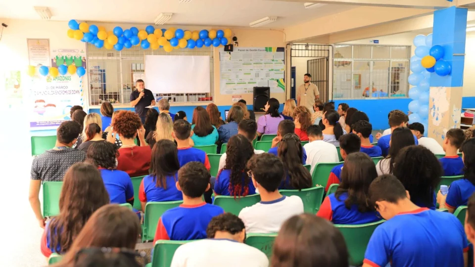 Estudantes de baixa renda poderão receber bolsa mensal, diz Marcos Pontes