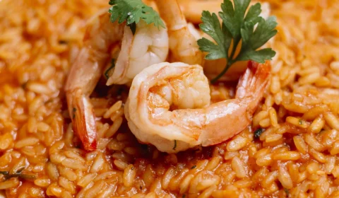 Receita Fácil – Risoto de camarão: opção prática pronta em apenas 45 minutos