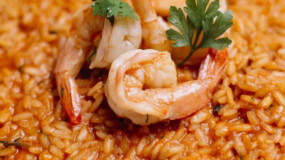 Receita Fácil – Risoto de camarão: opção prática pronta em apenas 45 minutos