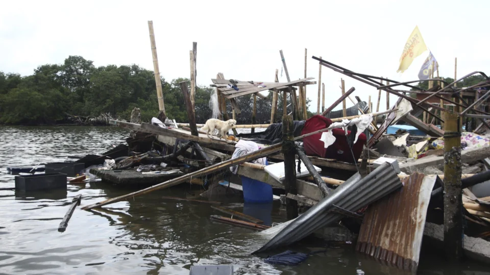 Terremoto: sobe para 12 número de mortos em tremor no Equador