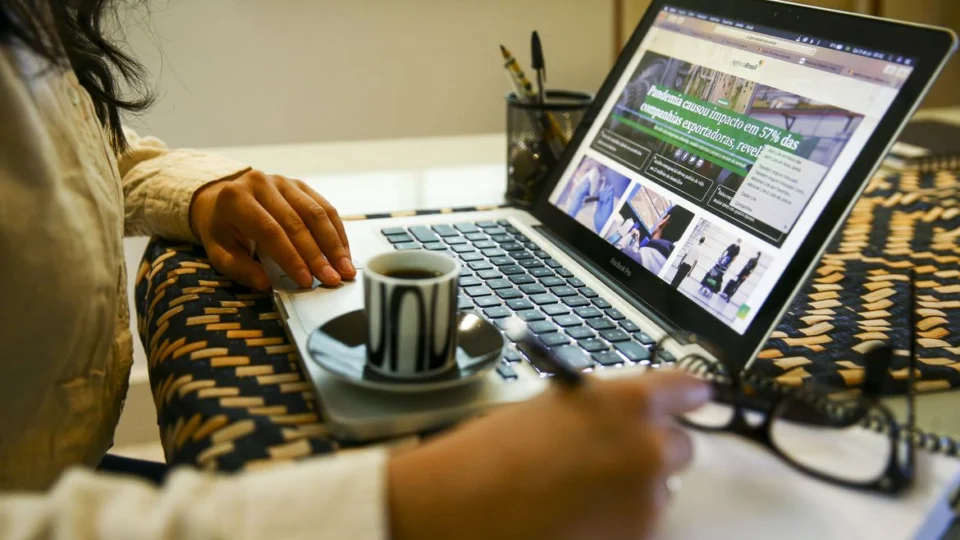 Trabalho híbrido é favorito entre funcionários e empresas, diz estudo