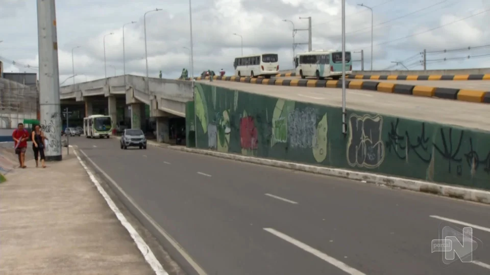 VÍDEO: Viaduto do Manoa é interditado parcialmente para obras de manutenção