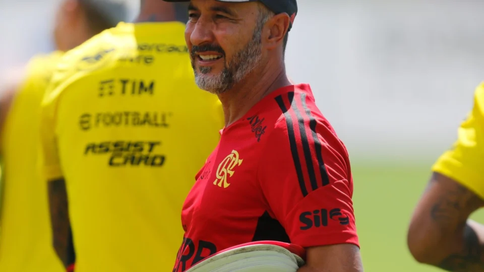 Presidente do Flamengo confirma permanência do técnico Vítor Pereira
