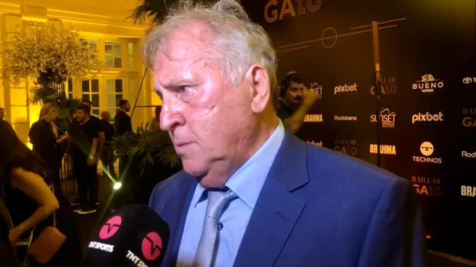 Zico critica gramado sintético: ‘Eu não gosto, nem precisa me convencer’