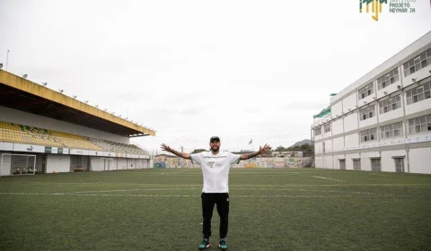 Instituto Neymar realizará 3º leilão beneficente com camisa assinada por Pelé
