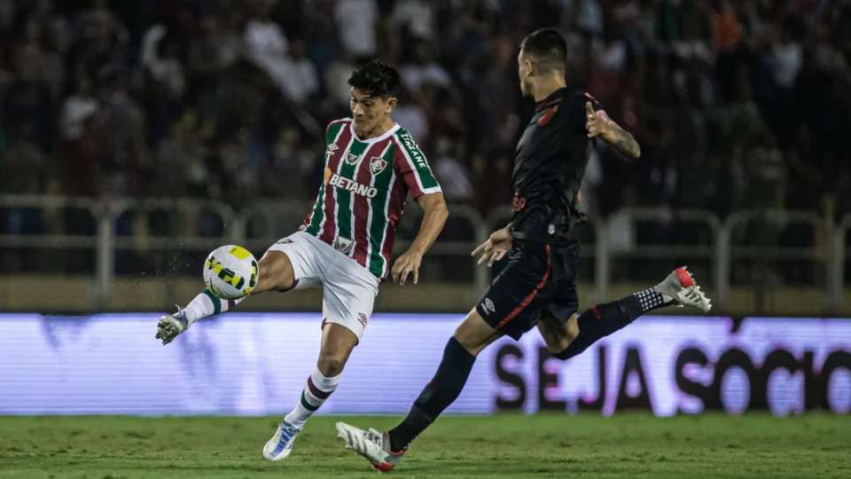 Brasileirão: Fluminense vence Athletico-PR e segue na liderança