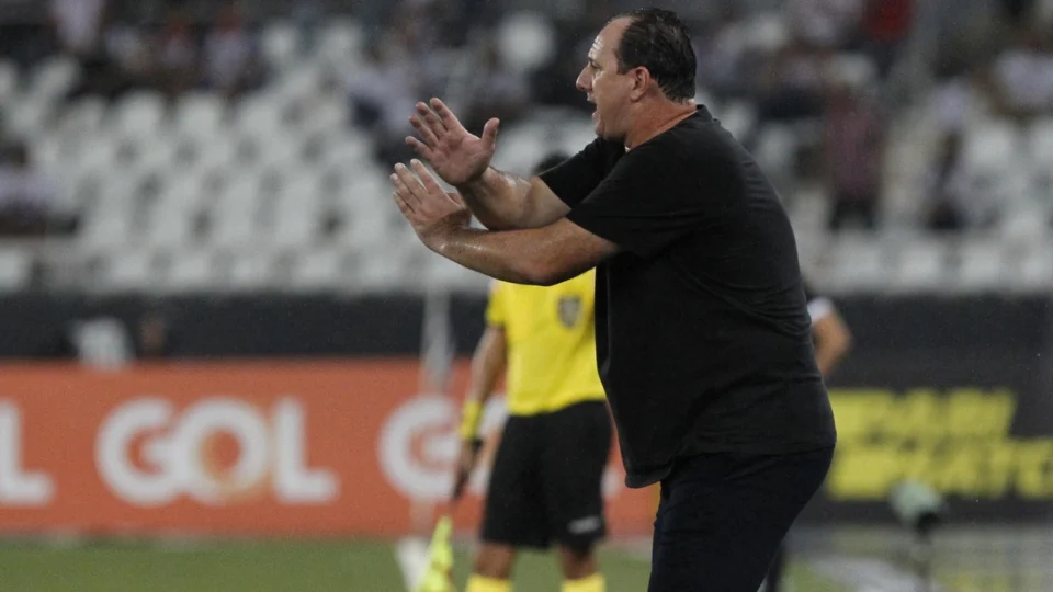 ‘Segue teu rumo, Rogério’, pede torcida do São Paulo à diretoria do clube