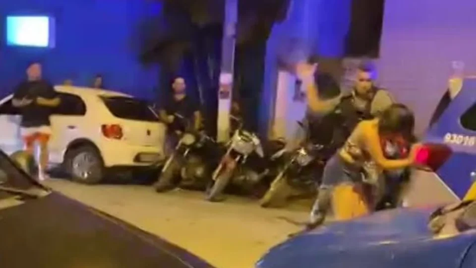 Vídeo: mulher é agredida com tapas e socos por dois policiais em PE