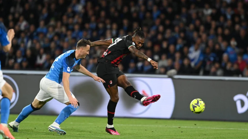Campeonato Italiano: Milan arrasa o Napoli e sobe para o 3º lugar