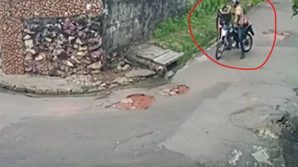 VÍDEO: estudante é assaltada por motoqueiro na Compensa, em Manaus