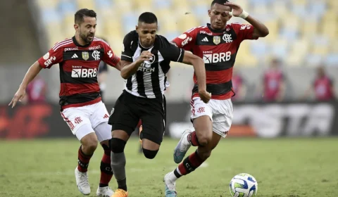 Botafogo vence Flamengo por 3 a 2 e lidera o Brasileirão com 9 pontos