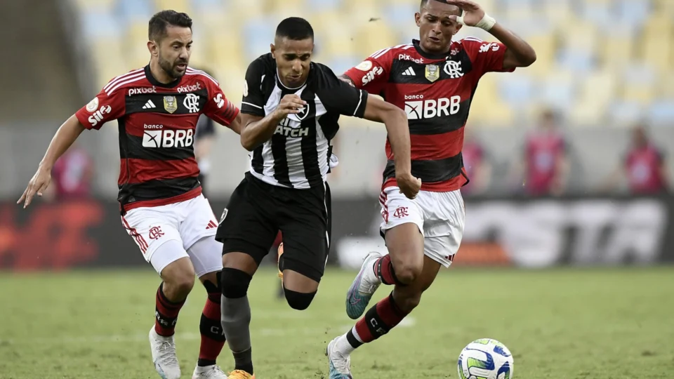 Botafogo vence Flamengo por 3 a 2 e lidera o Brasileirão com 9 pontos