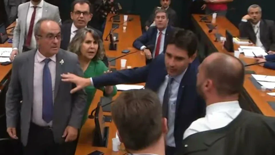 Em confusão, Eduardo Bolsonaro avança contra deputado: ‘Te enfio a mão na cara’