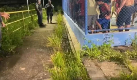 VÍDEO: suspeitos matam homem a tiros ao lado de quadra de futebol em Manaus