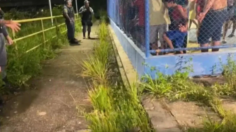 VÍDEO: suspeitos matam homem a tiros ao lado de quadra de futebol em Manaus