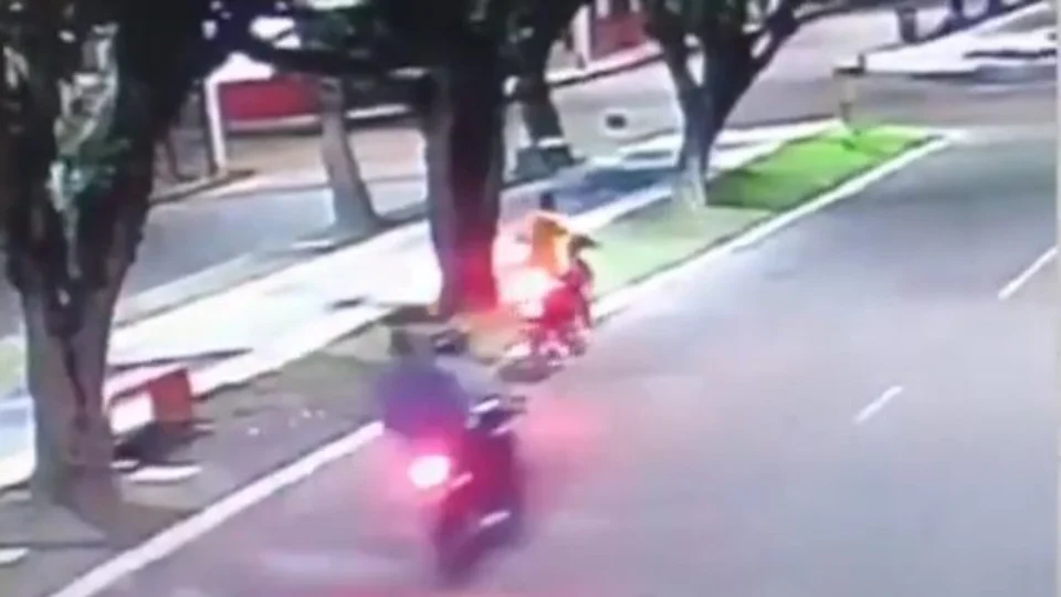 VÍDEO: Motoqueiro é morto com 20 tiros em Itacoatiara, no Amazonas