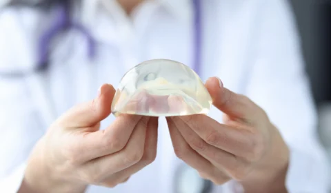 Sancionada lei que garante troca de implante mamário para paciente de câncer