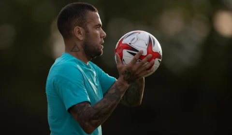 Daniel Alves alega relação consensual e múltiplas versões durante depoimento