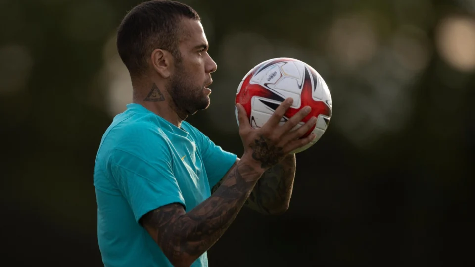 Daniel Alves alega relação consensual e múltiplas versões durante depoimento