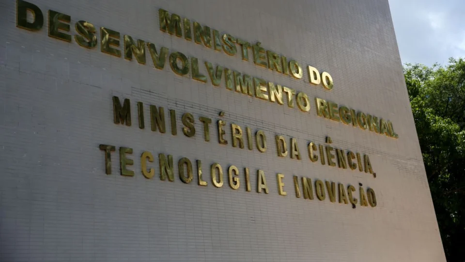 MCTI anuncia concurso público com salários de até R$ 11 mil; confira