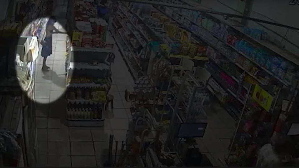 VÍDEO: mulher rouba leite e esconde debaixo do vestido em Manaus