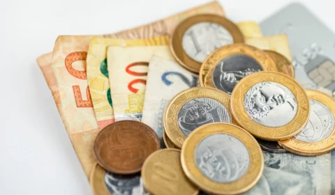 Caixa libera abono salarial para nascidos em maio e junho nesta segunda, 17