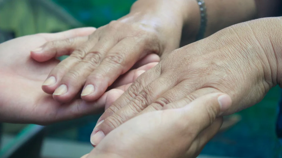 Conheça sintomas da doença de Parkinson e como buscar ajuda em Manaus
