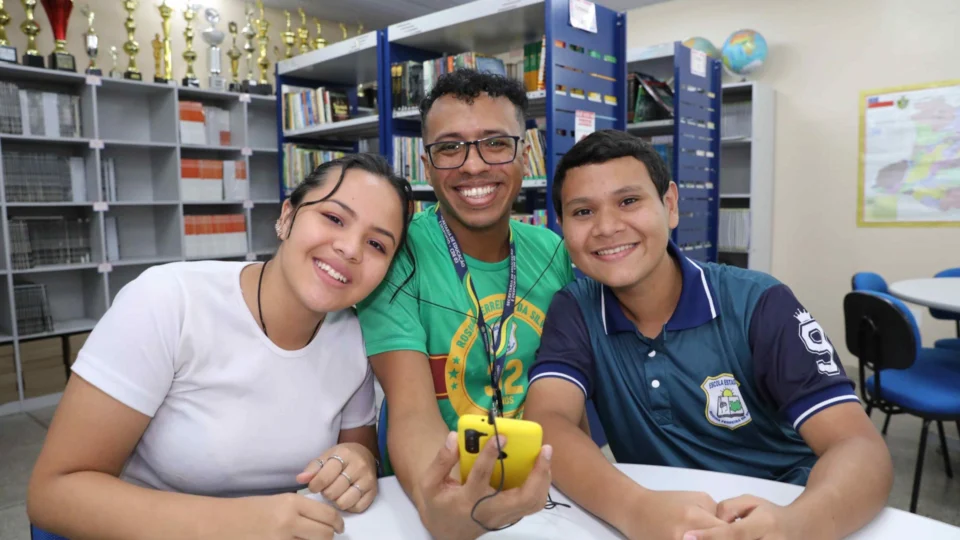 Podcast literário desenvolvido por alunos em Manaus destaca autor amazonense
