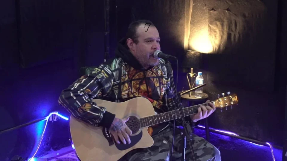 Morre vocalista da banda ‘O Surto’, Reges Bolo, aos 52 anos em Porto Alegre