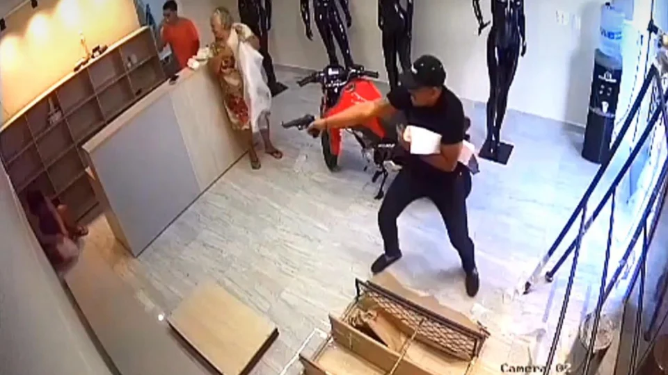 Suspeito de triplo homicídio dentro de loja na Compensa é preso em Manaus