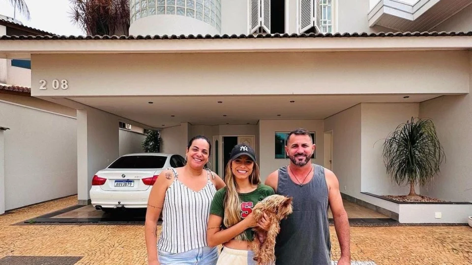 Key Alves aluga mansão milionária e posa de biquíni em nova hidromassagem