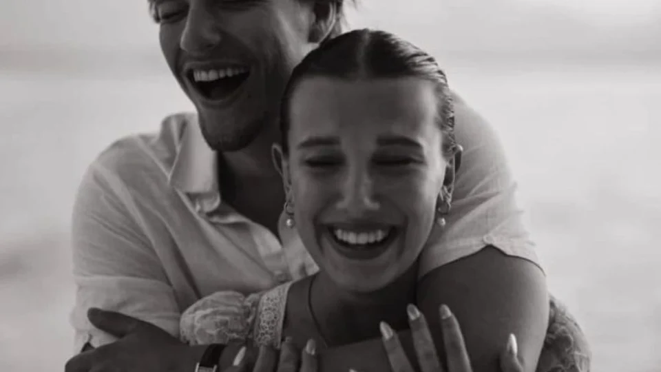 Millie Bobby Brown anuncia noivado com filho de Bon Jovi nas redes sociais