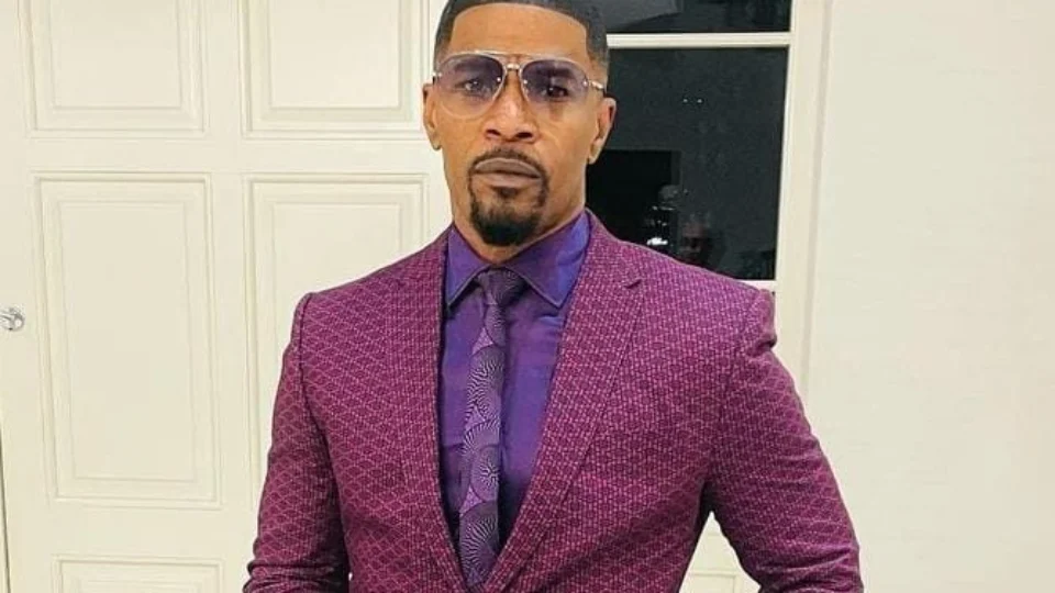 Após internação às pressas, Jamie Foxx apresenta melhora, diz revista