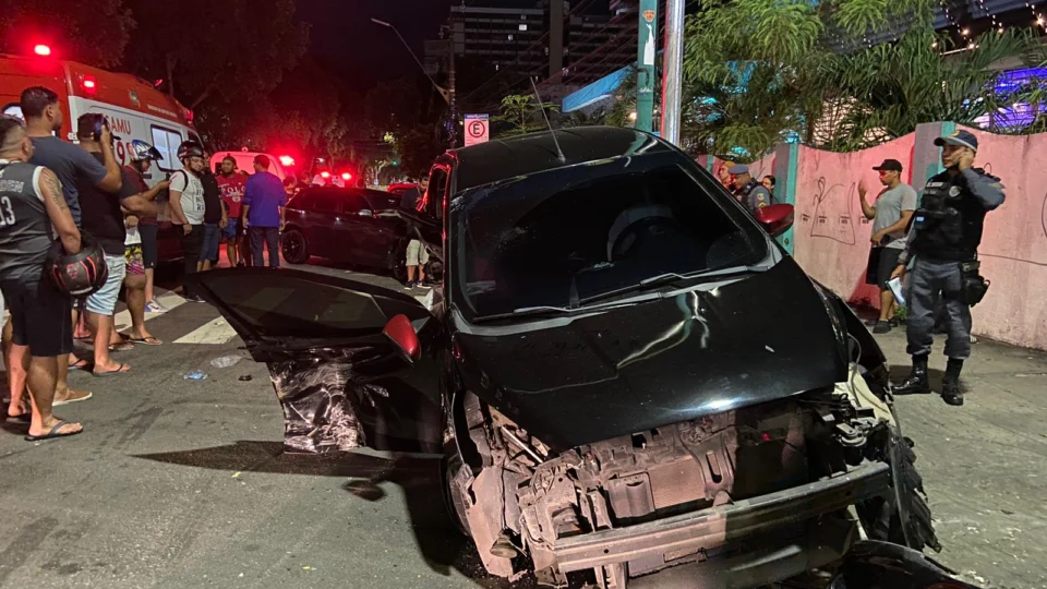 Acidente entre BMW e Ford Ka deixa jovem morta em Manaus; veja fotos