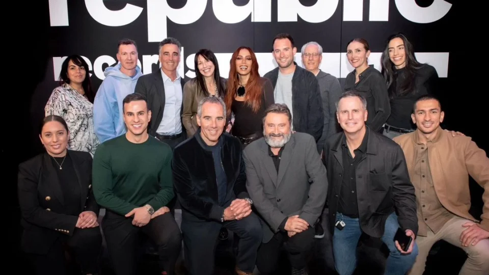 Anitta anuncia contrato com gravadora de Taylor Swift, a Republic Records