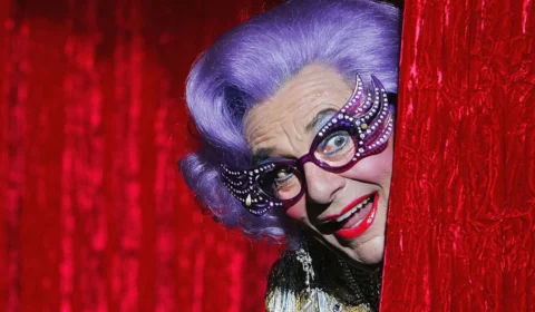 Comediante Barry Humphries morre aos 89 anos em Sydney, na Austrália