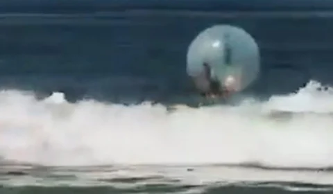 VÍDEO: Bombeiros resgatam casal em ‘bolha inflável’ à deriva na praia de Copacabana