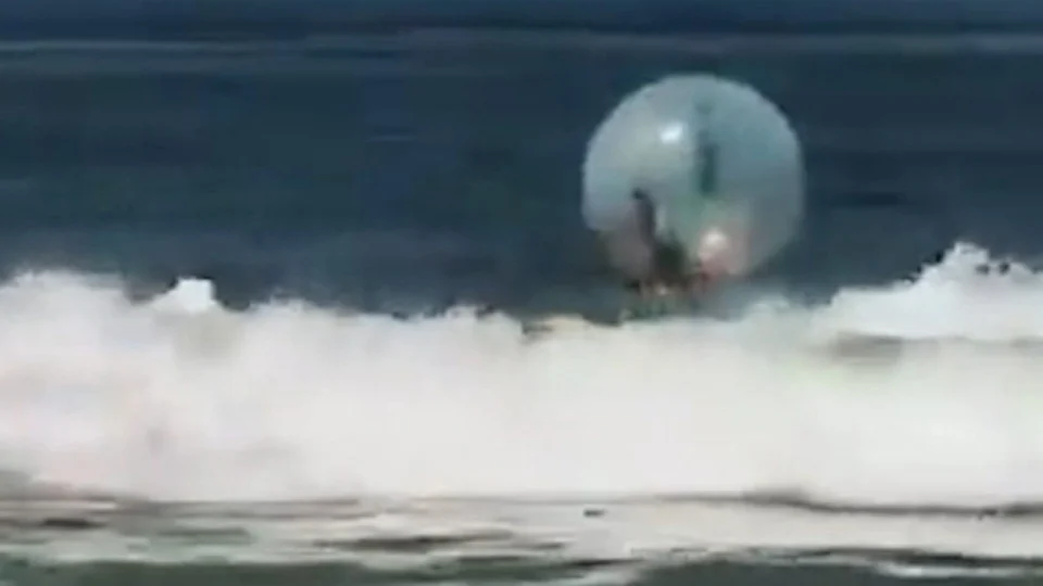 VÍDEO: Bombeiros resgatam casal em ‘bolha inflável’ à deriva na praia de Copacabana