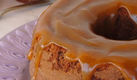 Receita Fácil – Bolo de chocolate com caramelo: opção pronta em 75 minutos